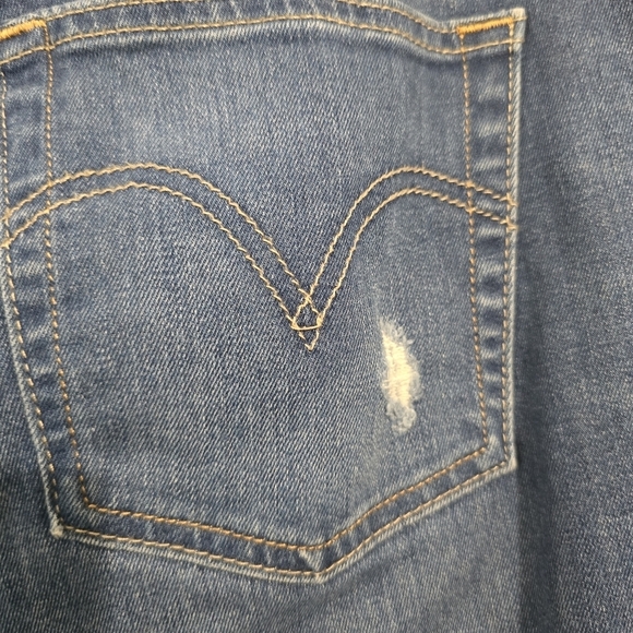 ⭐️40% Off⭐️ Levi's Boyfriend Skinny with Distressed Stitched Patch - Picture 9 of 15